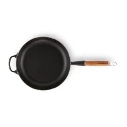 Le Creuset Signature Sauteuse Holzgriff 28cm 8 Le Creuset Signature Sauteuse Holzgriff 28cm -Le Creuset Store 512411 01 3 ProductImageExtra f479bb54d3
