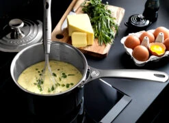 Le Creuset Signature 3-lagiger Topf Mit Deckel -Le Creuset Store 514168 01 4 EnvironmentImage af7cffddd1