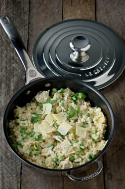 Le Creuset Signature 3-lagiger Antihaft-Soßentopf Mit Deckel -Le Creuset Store 514171 01 4 EnvironmentImage 92e7f7bf00